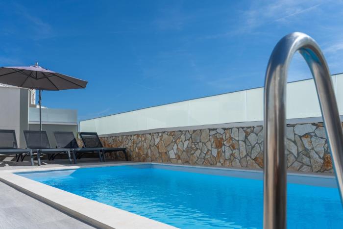 Blue Skyline with private pool