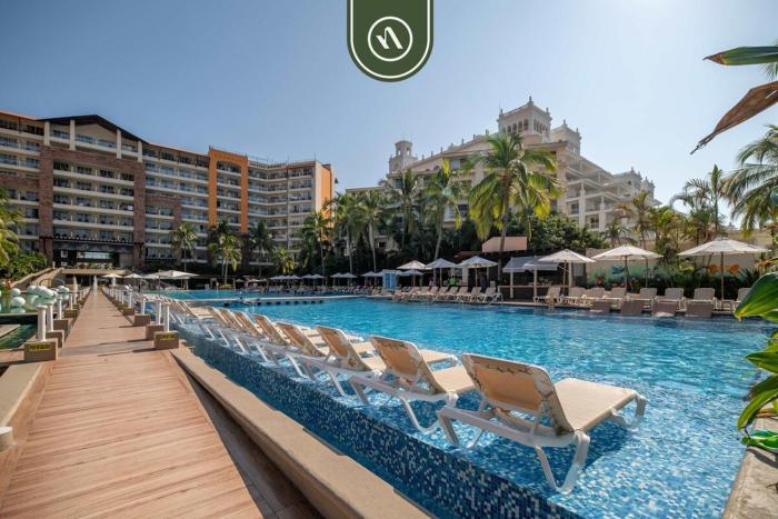 3BR Condo in the Krystal Grand Hotel - Beach