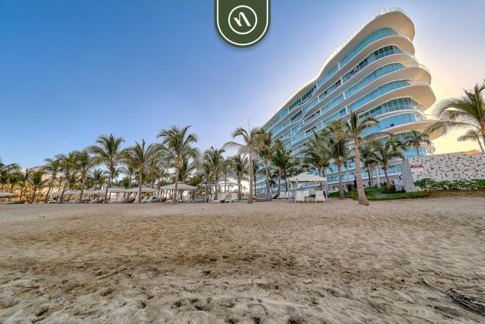 Oceanfront 2BR Condo - Pool - Cevicheria - Beach