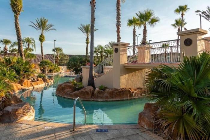 Cozy 4BR Near Disney with Shared Pool Arcade & Gym