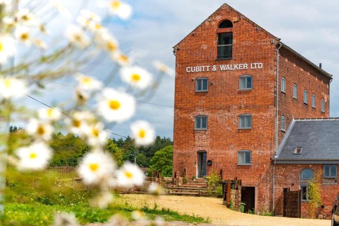 4 Bed in White Horse Common oc-1945