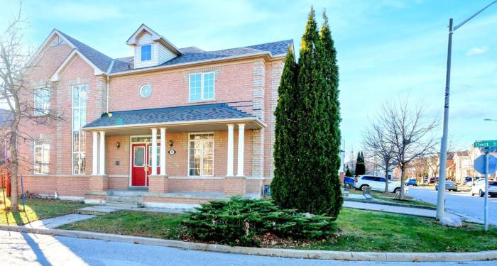 King Bed, Home Gym, 4 TVs, Near recreational Parks, Tennis Court, Shoping Center