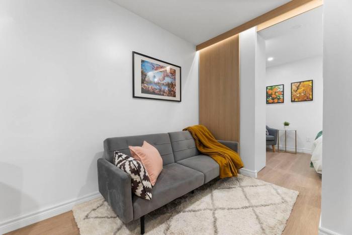 High Park Oasis Modern 1B1B, Kitchen, Laundry