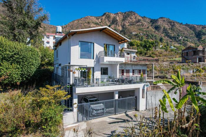 ELIVAAS Signature Lakefront Villa