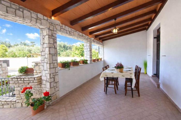 Comfy holiday home in Zambratija