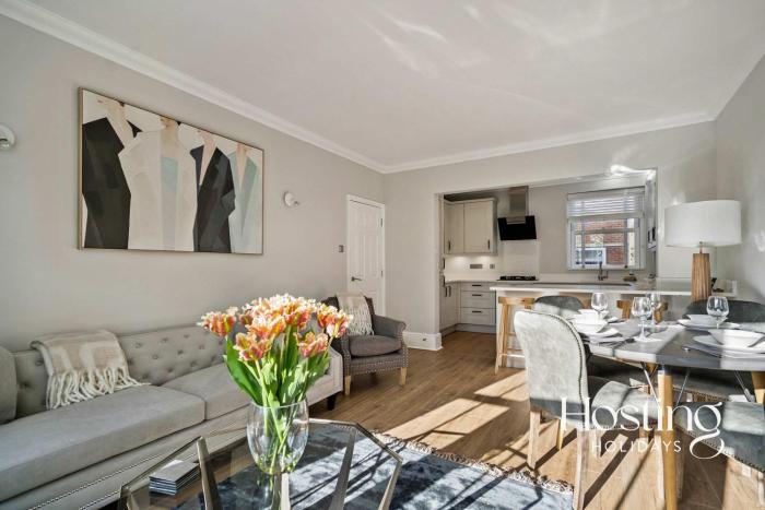 The Remenham Suite - 2 Bed Near Henley with Parking