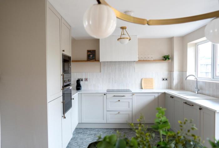 4 beds 2 baths Free parking perfect for Contractors Relocators