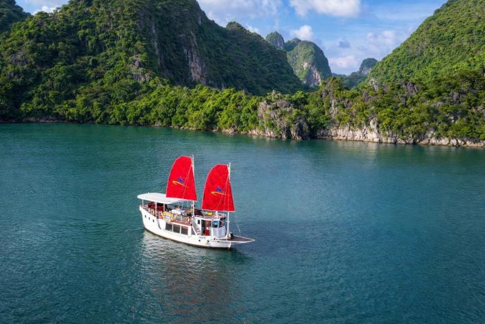 Private Sail Ha Long - Bai Tu Long