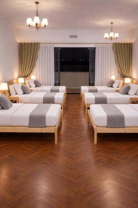 Female Sharing Home metro