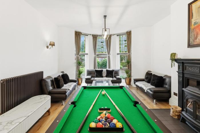 NEW Apartment with Pool Table & Parking Sleeps 7