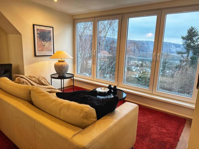 Sonnige Design-Dachwohnung mit Fernblick