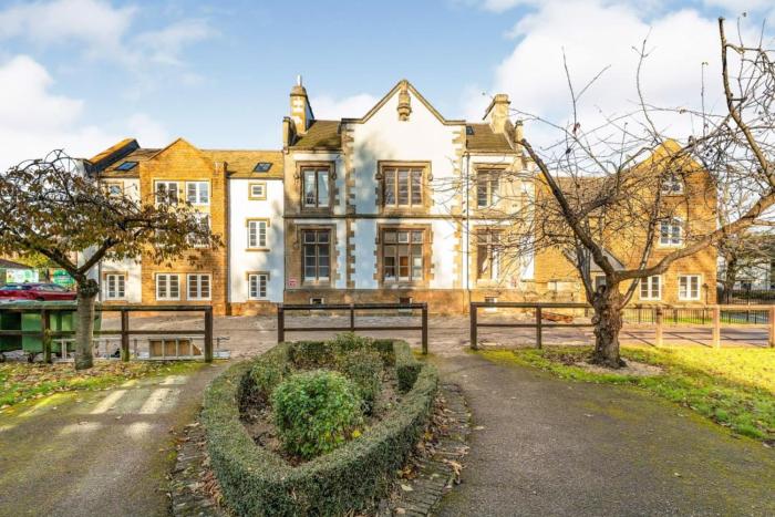 No9 - Park Place Executive Flat Town Centre