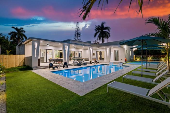 Miami Ultra Villa w Pool Movie Theater Pickle Ball