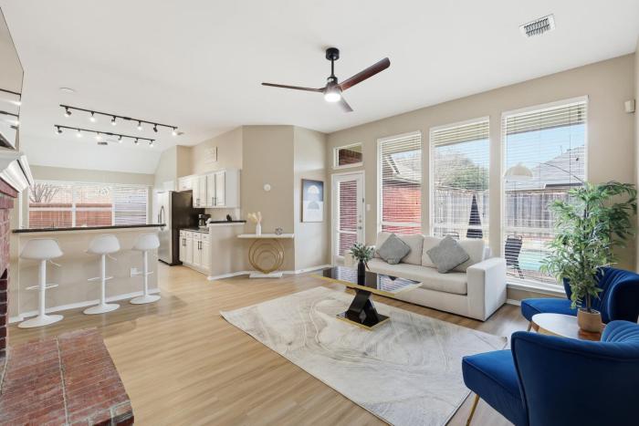 Spacious and Modern 4B Retreat with Pool in Frisco