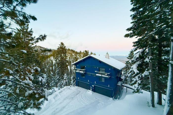 Modern Heavenly Ski Resort Mountain-Top Retreat