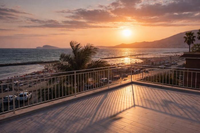 Terrazza Mediterranea - Casa Vacanze Fronte Mare - Mediterranean Terrace - Vacation Home Facing the Sea