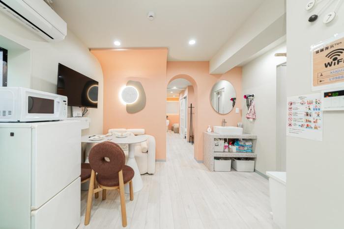 B1 Shibuya, 4 bedrooms and 1 living room 2 bathrooms 2 toilets, 7 mins to ST Max 8P 渋谷全新装修 四室一厅 交通中心 车站7分钟 最大8人 直达新宿 涉谷 表参道 品川 池袋 上野 代代木 银座 原宿