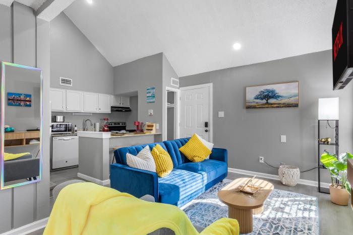 Skyline Loft with 2 Balconies and 5 min to Love Field