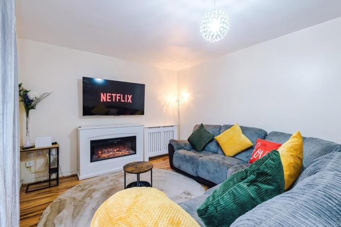 Stylish Lawnswood Lodge - Premium 3BR for Business & Leisure Stay Near Etihad & City Centre - Hosted by Parydise Properties