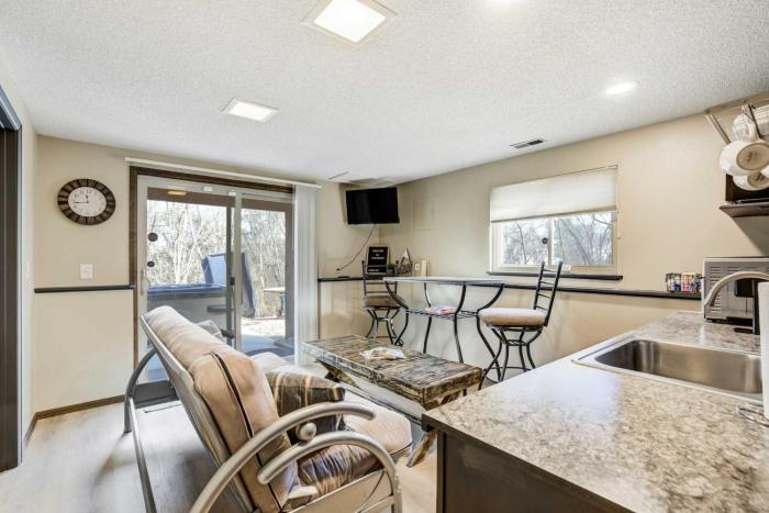 Ravine Row! Cozy Getaway w Hot Tub & Backyard