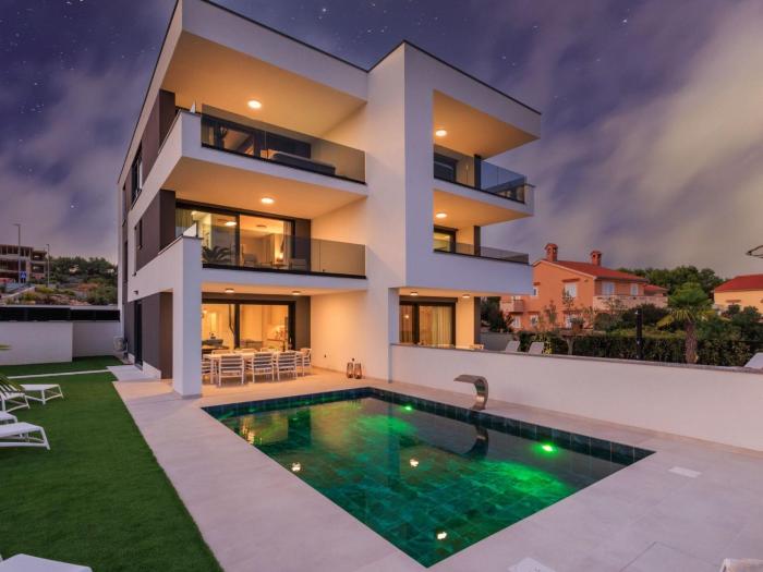 Holiday Home Luxusvilla mit beheiztem Pool in Strandnähe by Interhome