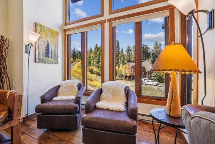 4 OClock D25: Ski-In Condo, Two Fireplaces, Slope Views, Walk to Town!