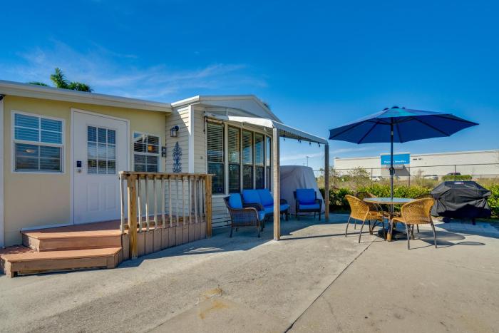 Relax Poolside: Couples Retreat 3 Mi to Gulf!