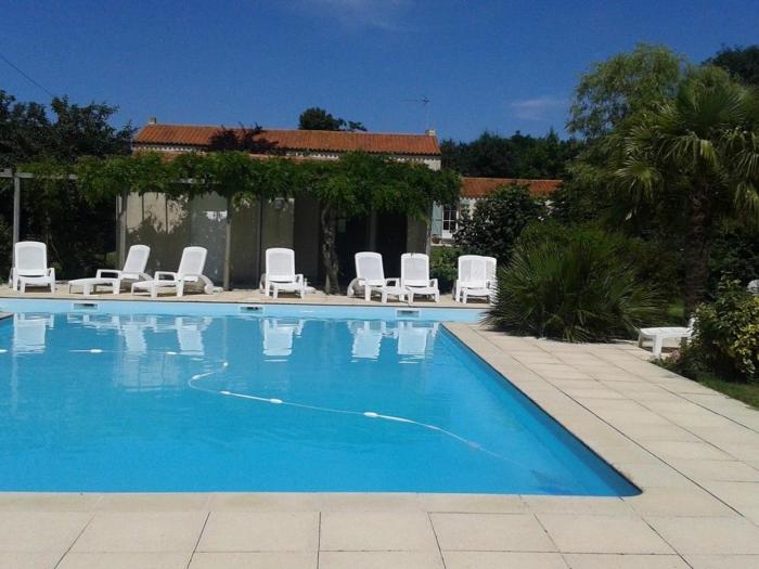 Maison rénovée avec piscine chauffée, jardin clos et Wi-Fi à Saint-Martin-des-Tilleuls - FR-1-426-355