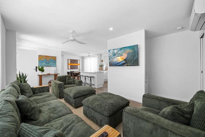5 bedroom house, walk to beach