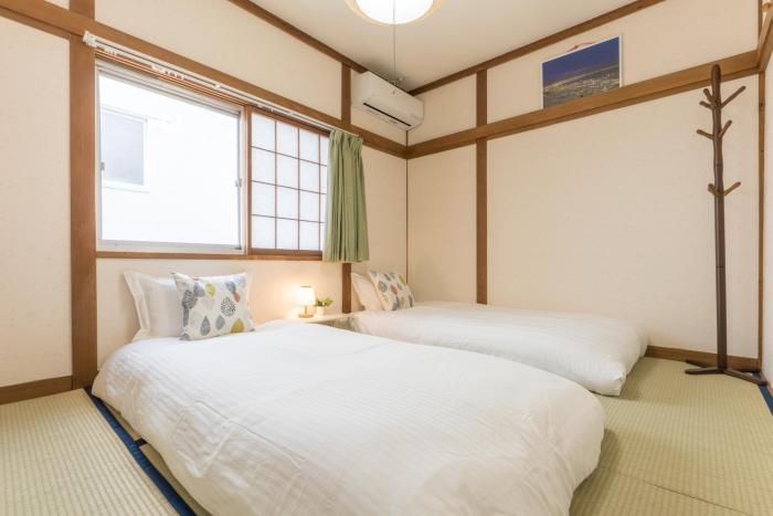 near station 4mins to Namba by subway 2floors japanese style 2tatami rooms 2toilets 2-5ppl