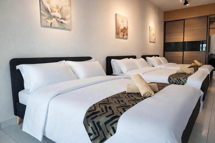 JB Mt Austin 3 Queen Spacious Family Suite with Private Balcony at Akademik Suite #Wifi #Toppen #Nanyang Street #Free Parking #Lala Hotpot