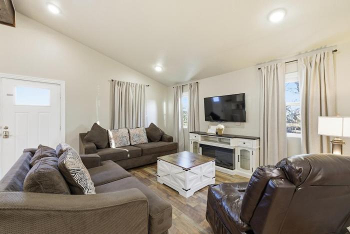 Mill Works Lodge with Private Hot Tub & Backyard Oasis