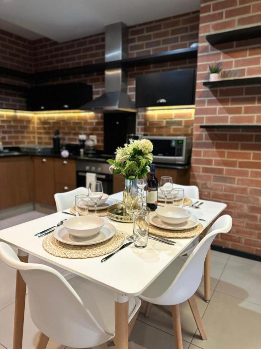 Spacious 2BR In the Heart of Rosebank, Water and Power Back Up