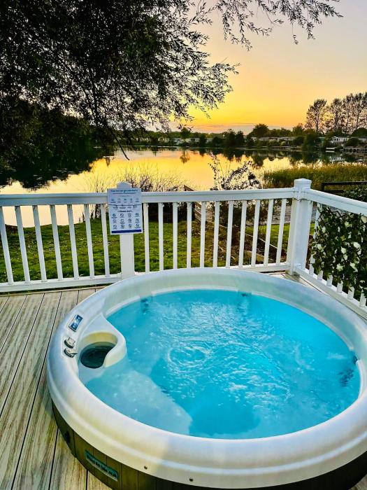 The Lakeside21 Caravan 8 berth with Hot tub at Tattershall Lakes