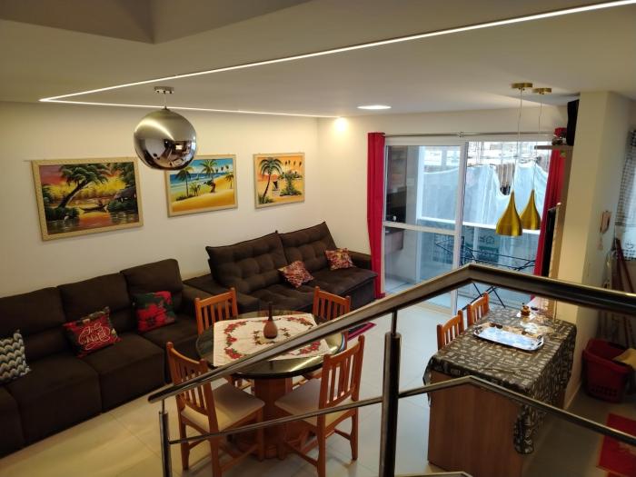 Duplex com churrasqueira, piscina, ar-condicionado nas suítes e garagem fechada, a 400m da praia