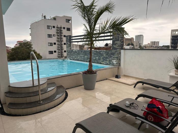 Modern boutique Studio with elevator & rooftop pool close to everything