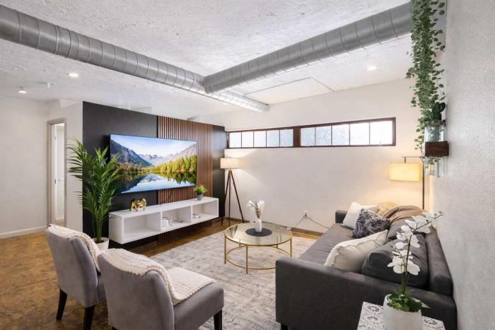2BR River Market Loft for 6 - Rooftop & Gym