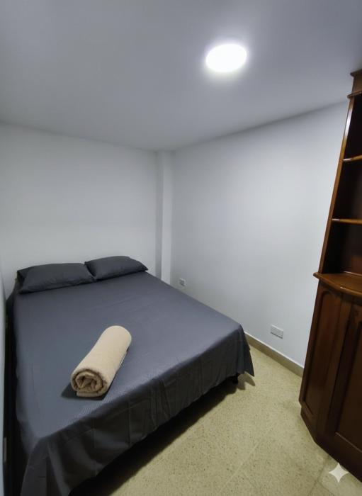 Cama nueva doble con balcón cerca del parque principal