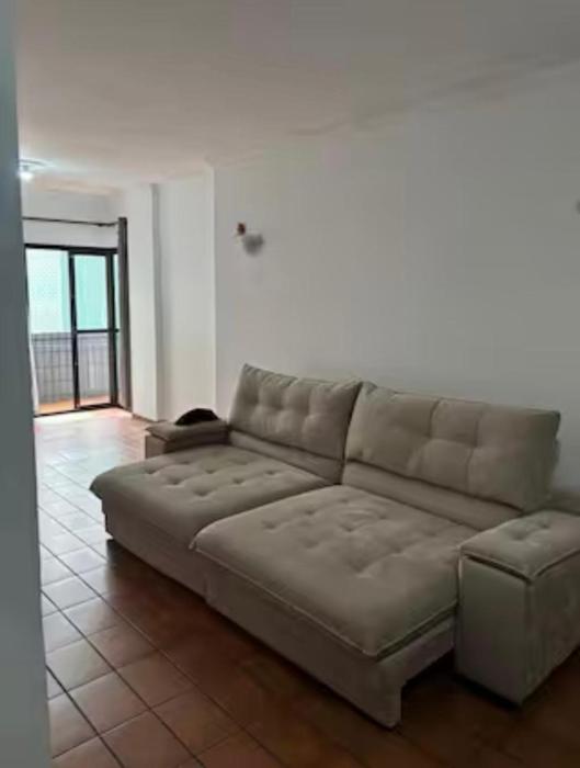 Apartamento com ótimo espaço de frete a praia