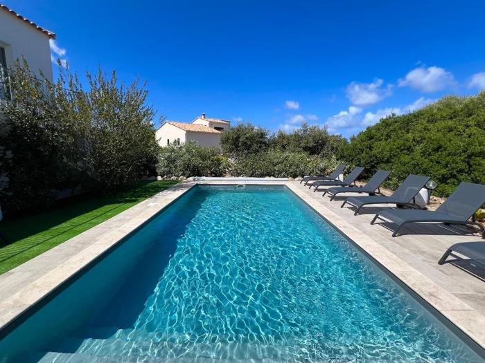 Modern 2 BR Apt - Terrace, Pool Access & Mountain Views