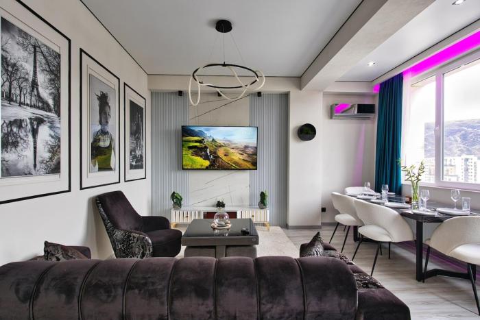 City Skyline & Mtn Views - Isani