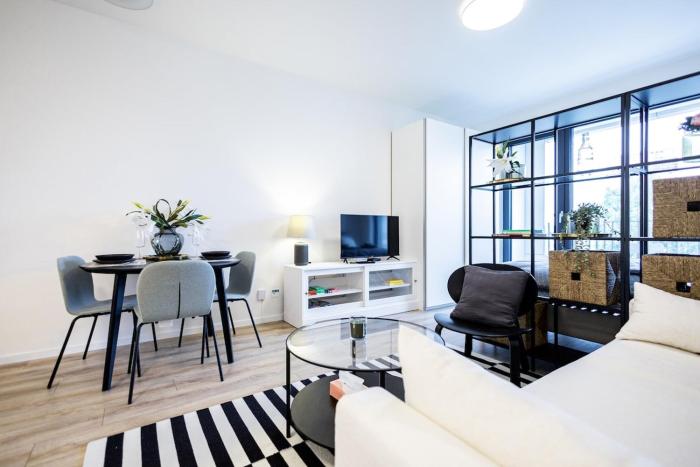 Bright & Spacious Apartment - Garage & Balcony