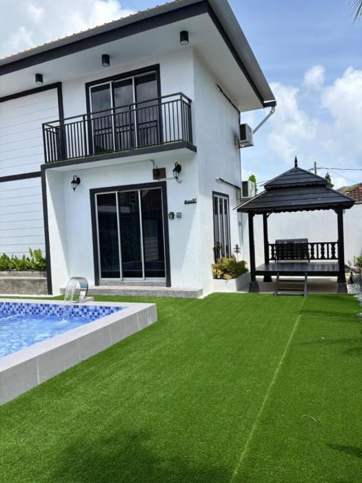 Sungai Paka Homestay with Family Beds, Pool, Main Road Access and Spacious Parking