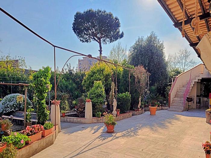 Oplontis Garden - holiday apartment near Pompeii