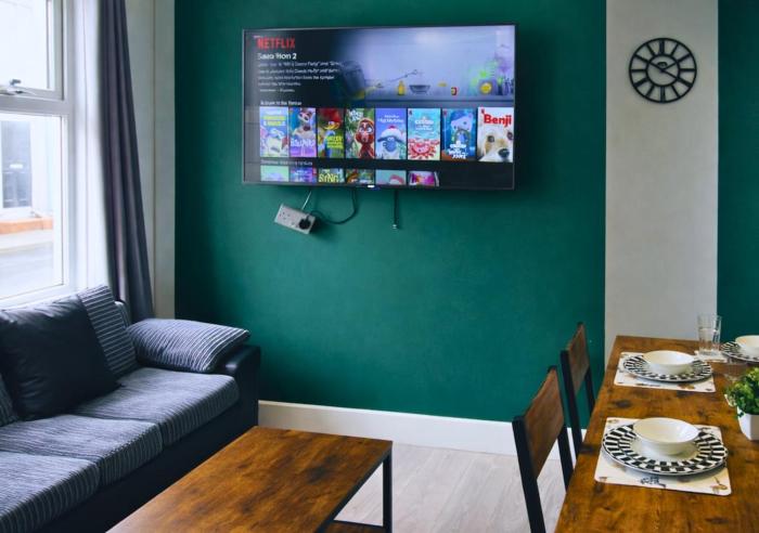 Pitchside Quarters Near Anfield sleeps 7