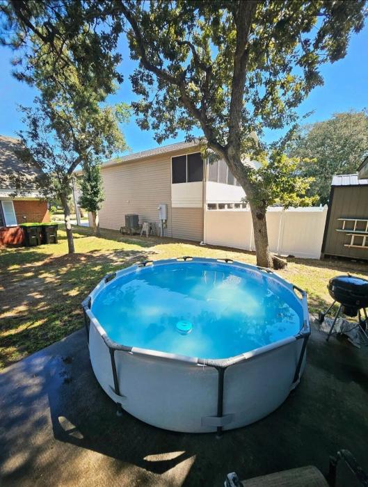 Pool, Blocks away from Beach, Dog friendly