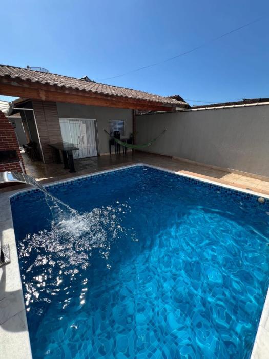 Casa com piscina e garagem privativa