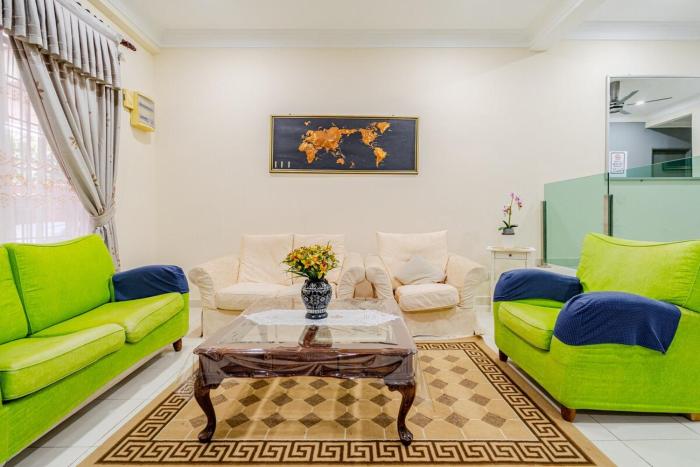 Cozy 4BR House with Balcony in Shah Alam