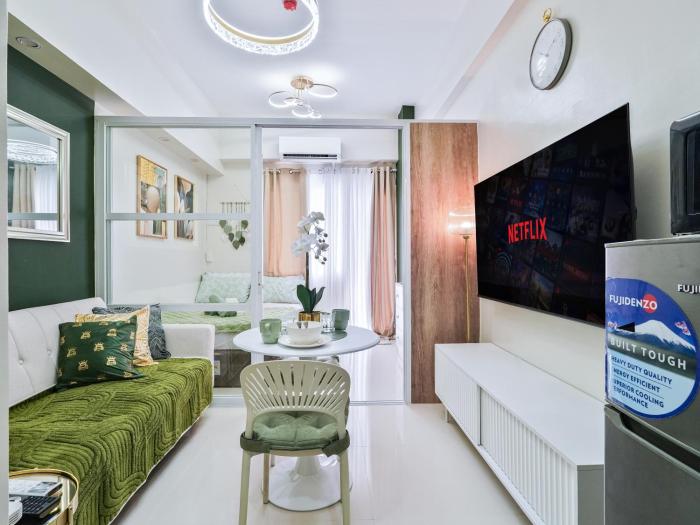 Cozy & Elegant Studio with Balcony & Pool View