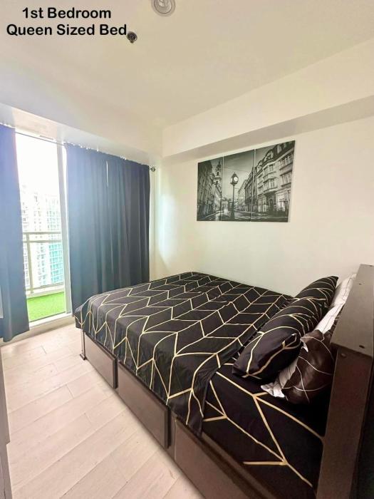 Deluxe penthouse unit at azure - near airport